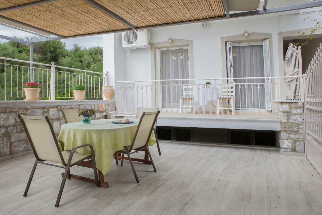 Remezzo Apartments Akrogiali Esterno foto